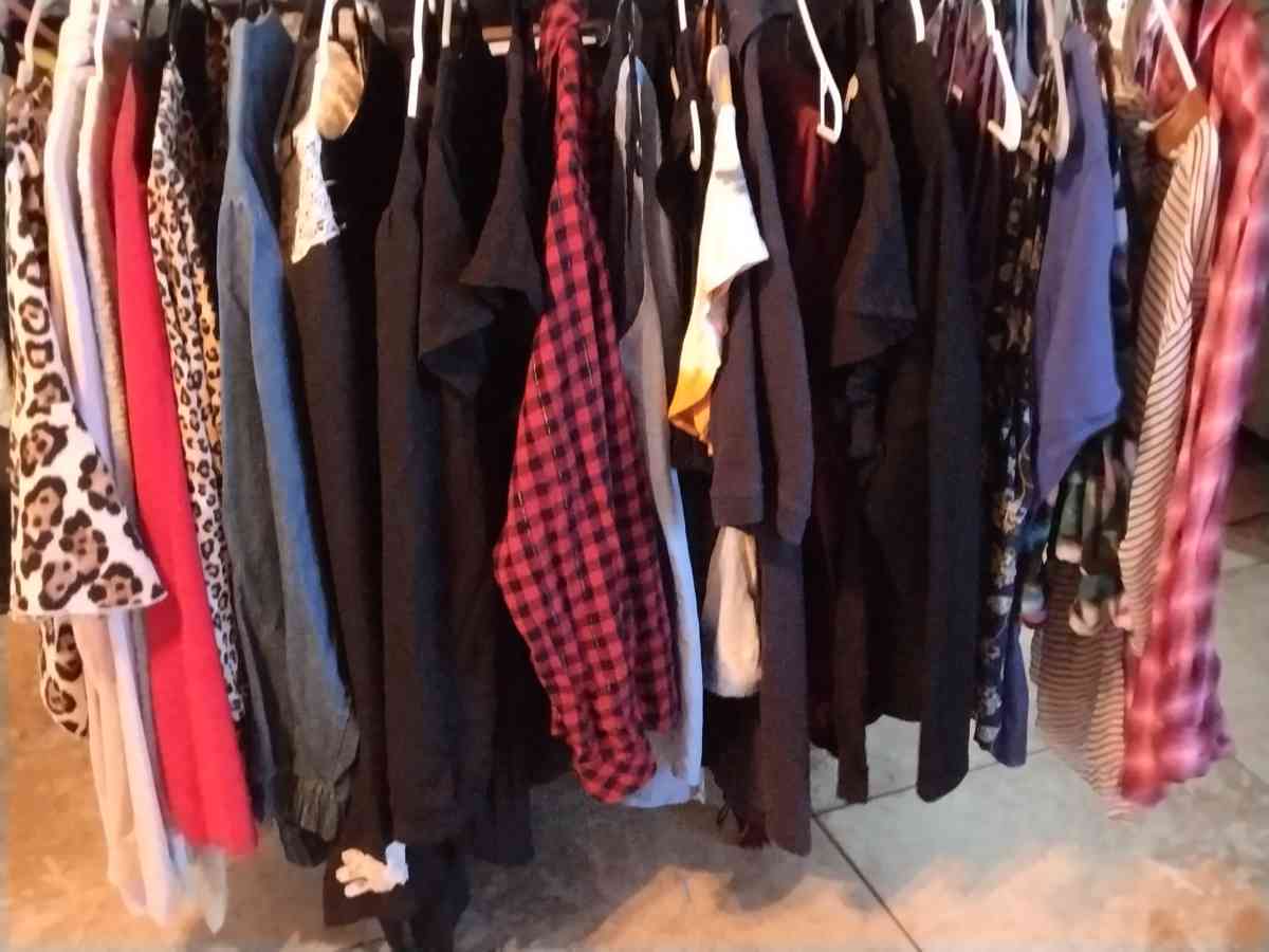 TV  PATIO TABLE AND CHAIR WALL DECOR AND MORE - Hanford, California - FleaMarketBay