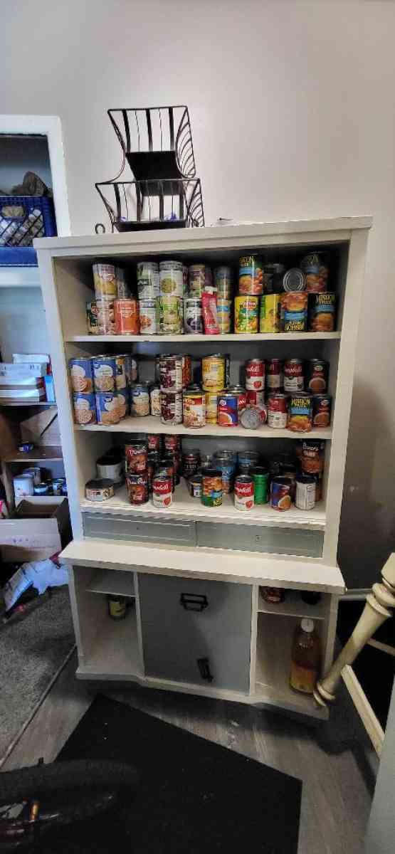 Solid Wood Country Kitchen Curio Buffet Excellent condition - Roseville, Michigan