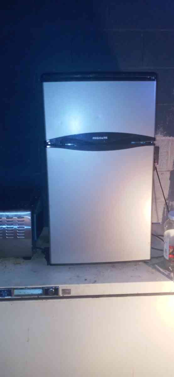 Frigidaire mini fridge with freezer on top - Huntsville, Alabama - FleaMarketBay