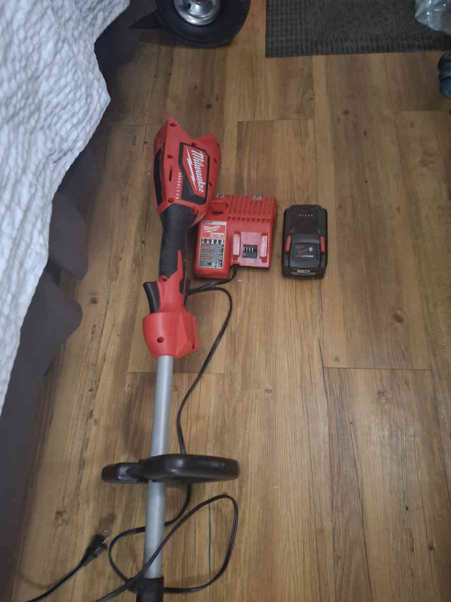 Milwaukee M18  weed trimmer  and blower combo set - Antioch, Tennessee