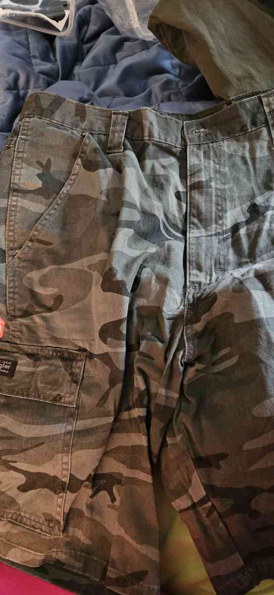 new mens size 32 cargo wrangler short Fathers day - Jacksonville, North Carolina - FleaMarketBay