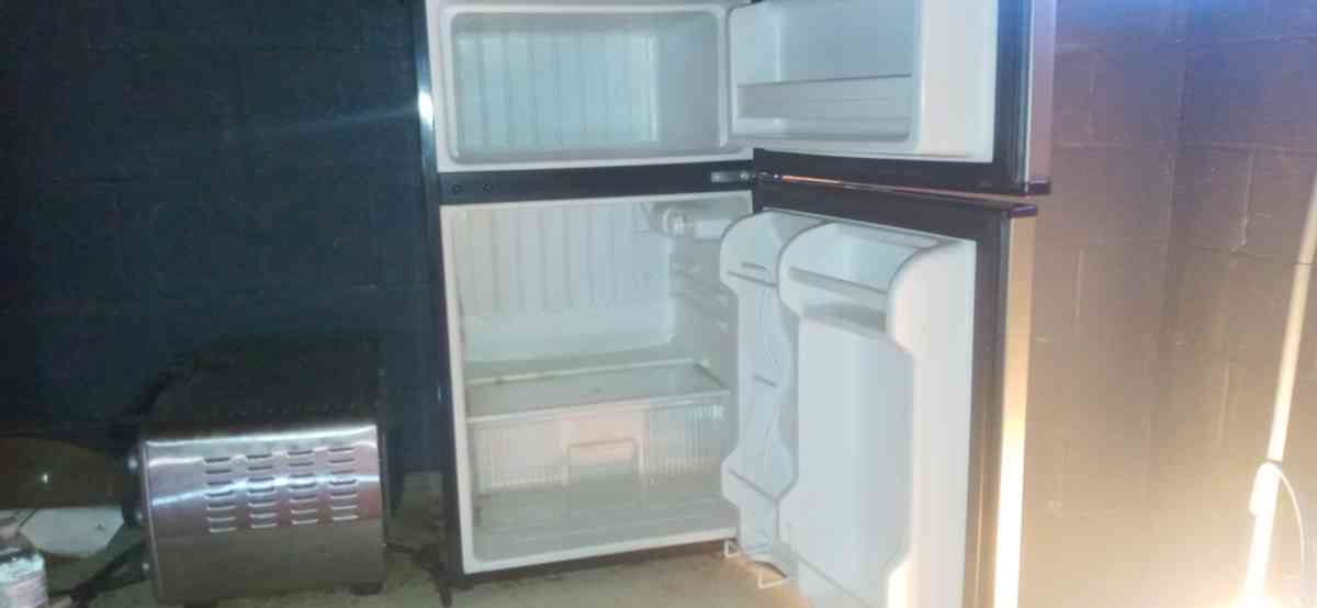 Frigidaire mini fridge with freezer on top - Huntsville, Alabama - FleaMarketBay