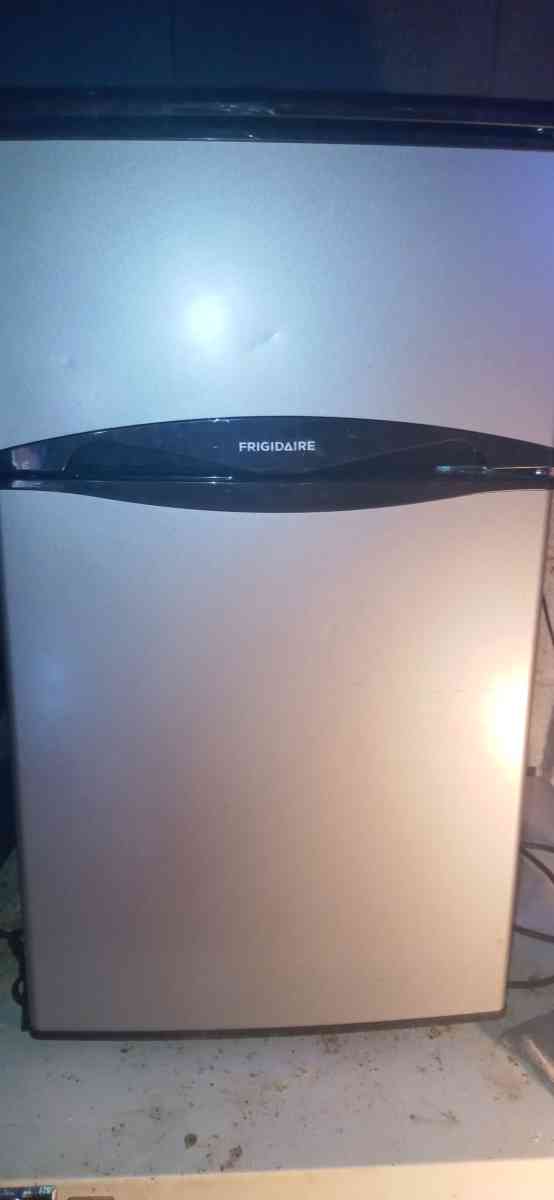 Frigidaire mini fridge with freezer on top - Huntsville, Alabama - FleaMarketBay