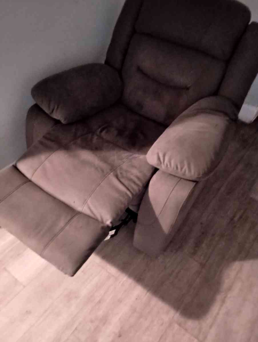 the recliner - Altamonte Springs, Florida - FleaMarketBay