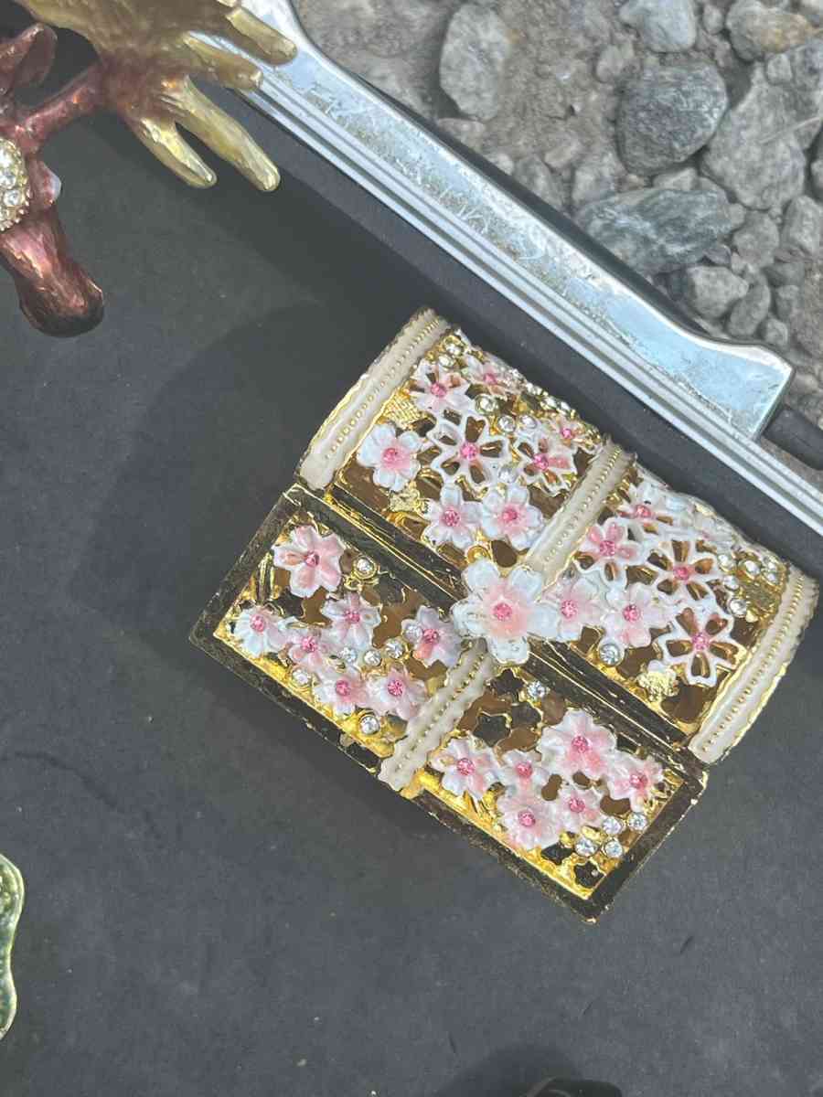 little jewelery boxes of animals and objects - Rockwell, North Carolina - FleaMarketBay