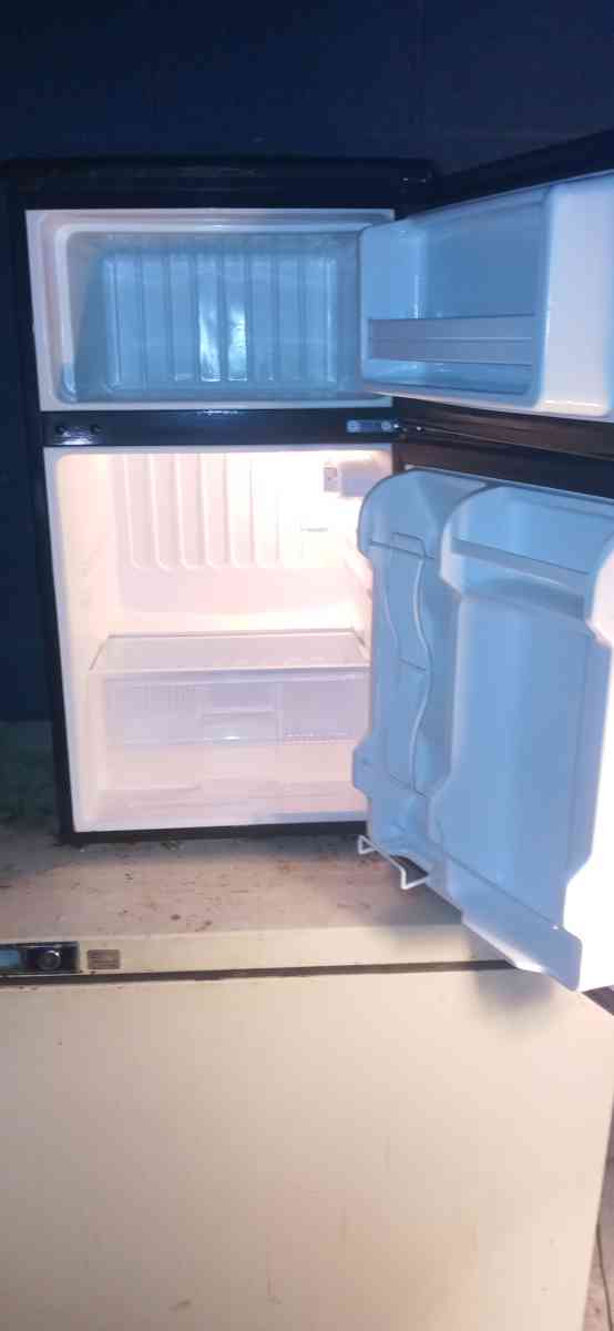 Frigidaire mini fridge with top freezer - Huntsville, Alabama - FleaMarketBay