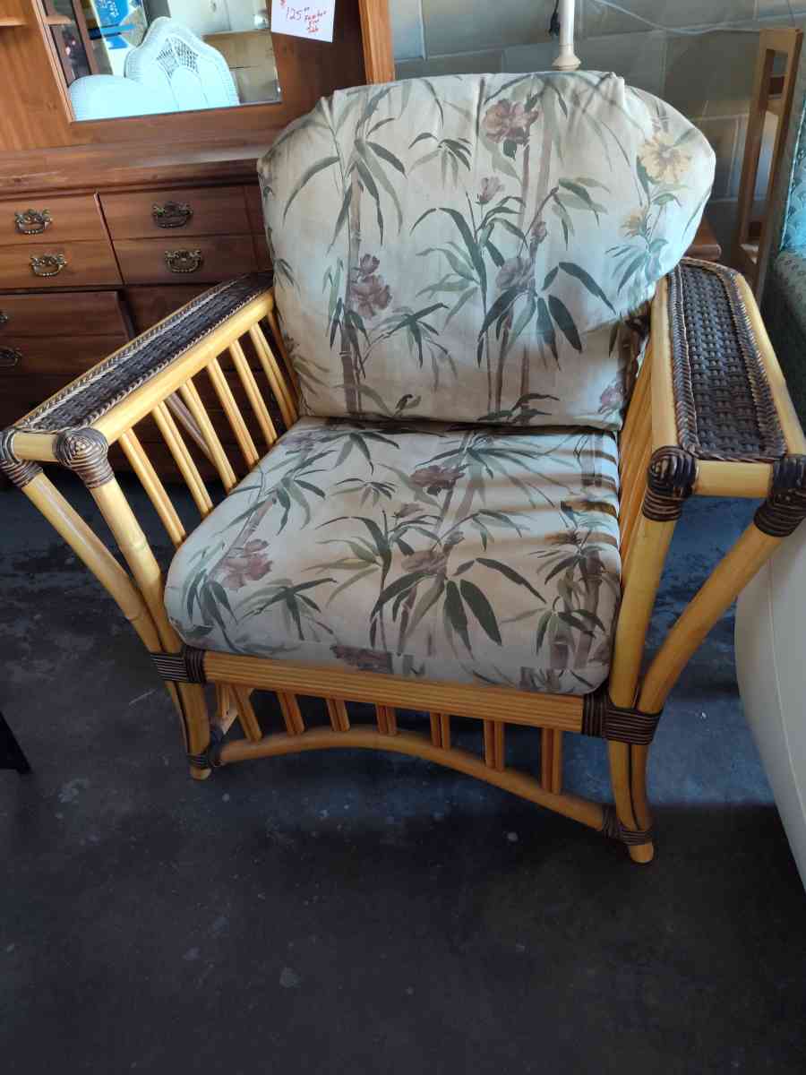 Nice chair with free table and lamp - Altamonte Springs, Florida - FleaMarketBay