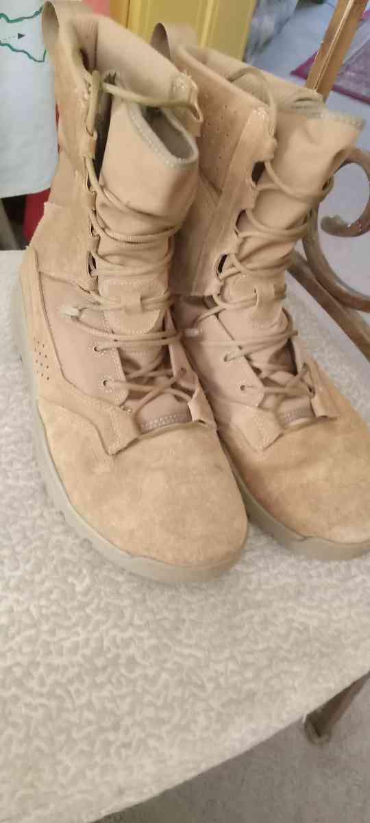 Dessert camo boots For 12 size Medium only - Clifton Heights, Pennsylvania