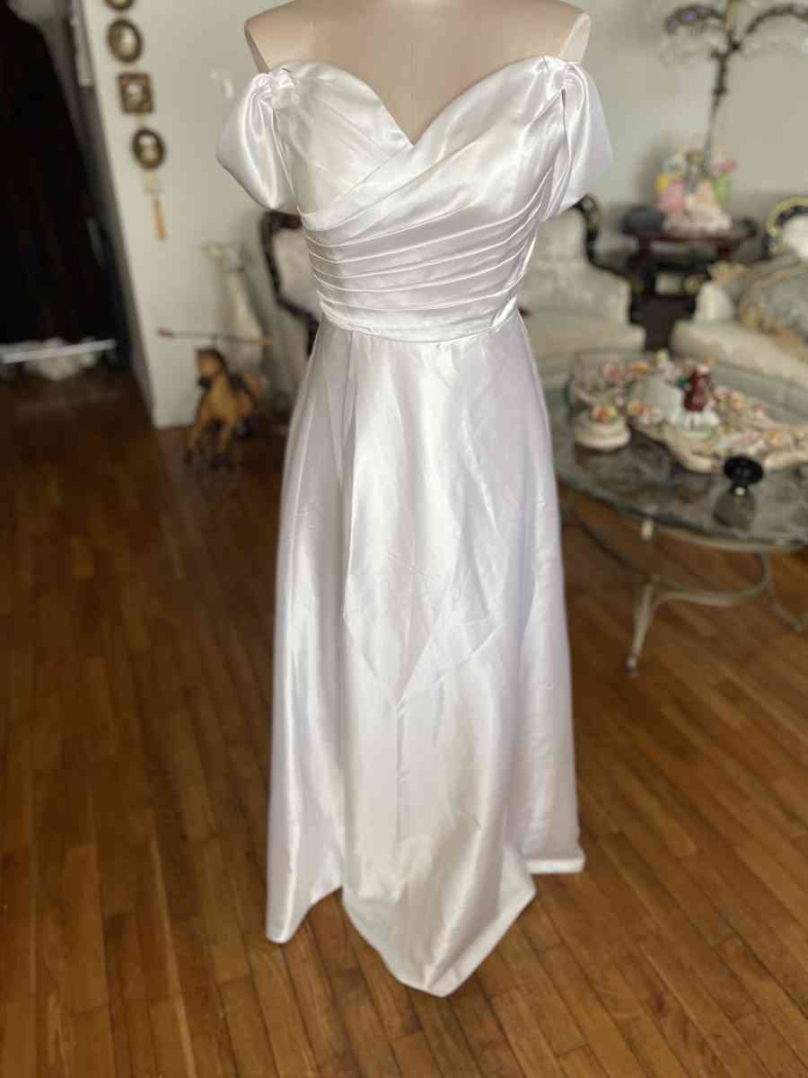 size 10 white wedding gown corset back NEW - Elizabeth, New Jersey - FleaMarketBay
