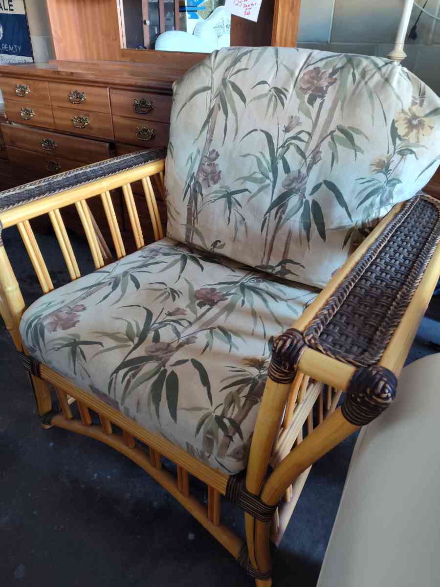 Nice chair with free table and lamp - Altamonte Springs, Florida