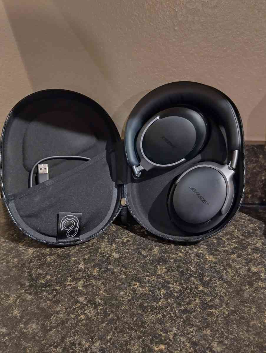 Bose Foldable Headphones - Austin, Texas - FleaMarketBay