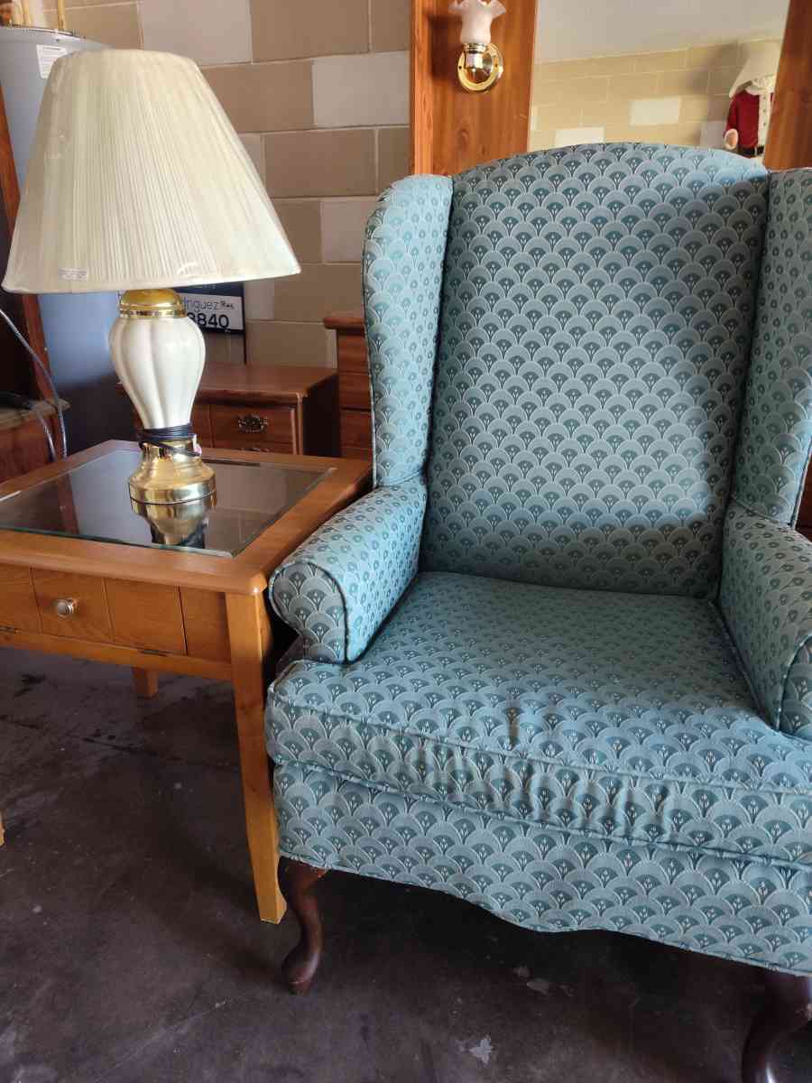 Nice chair with free table and lamp - Altamonte Springs, Florida - FleaMarketBay