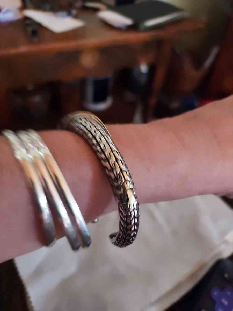 Puka shell inlay hinged cuff of 925 silver solid piece - Albuquerque, New Mexico - FleaMarketBay