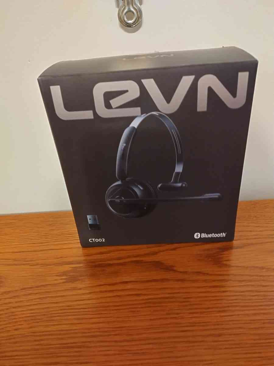 headphones - Alpine, Arizona - FleaMarketBay