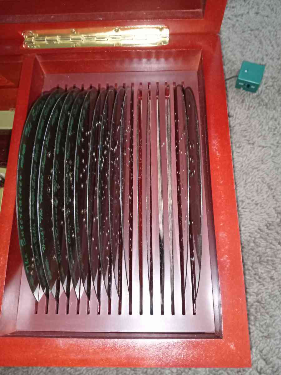 Christmas music box - Kokomo, Indiana - FleaMarketBay