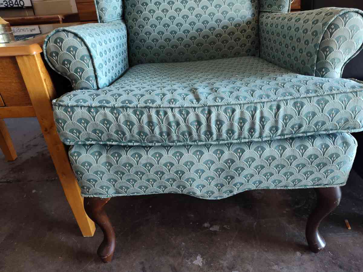 Nice chair with free table and lamp - Altamonte Springs, Florida - FleaMarketBay