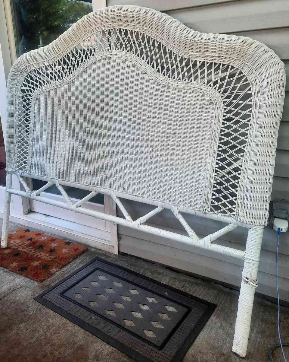 Queen Wicker Head Board - Port Jefferson Station, New York - FleaMarketBay