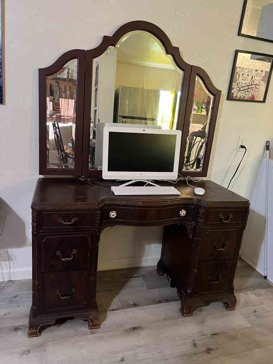 Matching dresser and vanity - Bacliff, Texas - FleaMarketBay