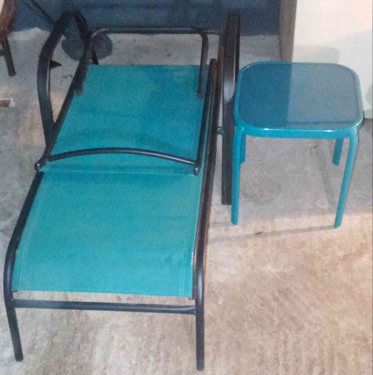 foldable layback outdoor lawn chair and matching table - Huntsville, Alabama - FleaMarketBay