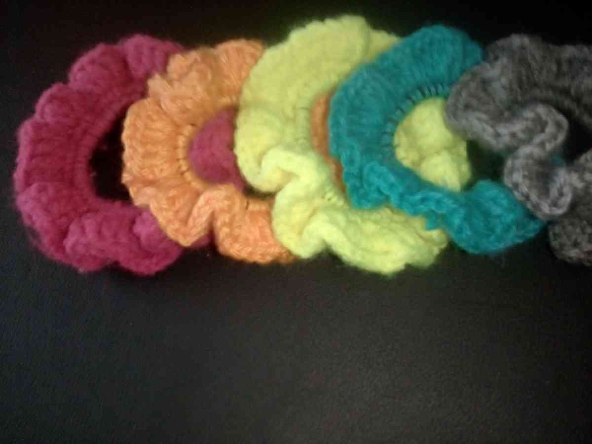 1ct  mixed color scrunchies - Saint Albans, West Virginia