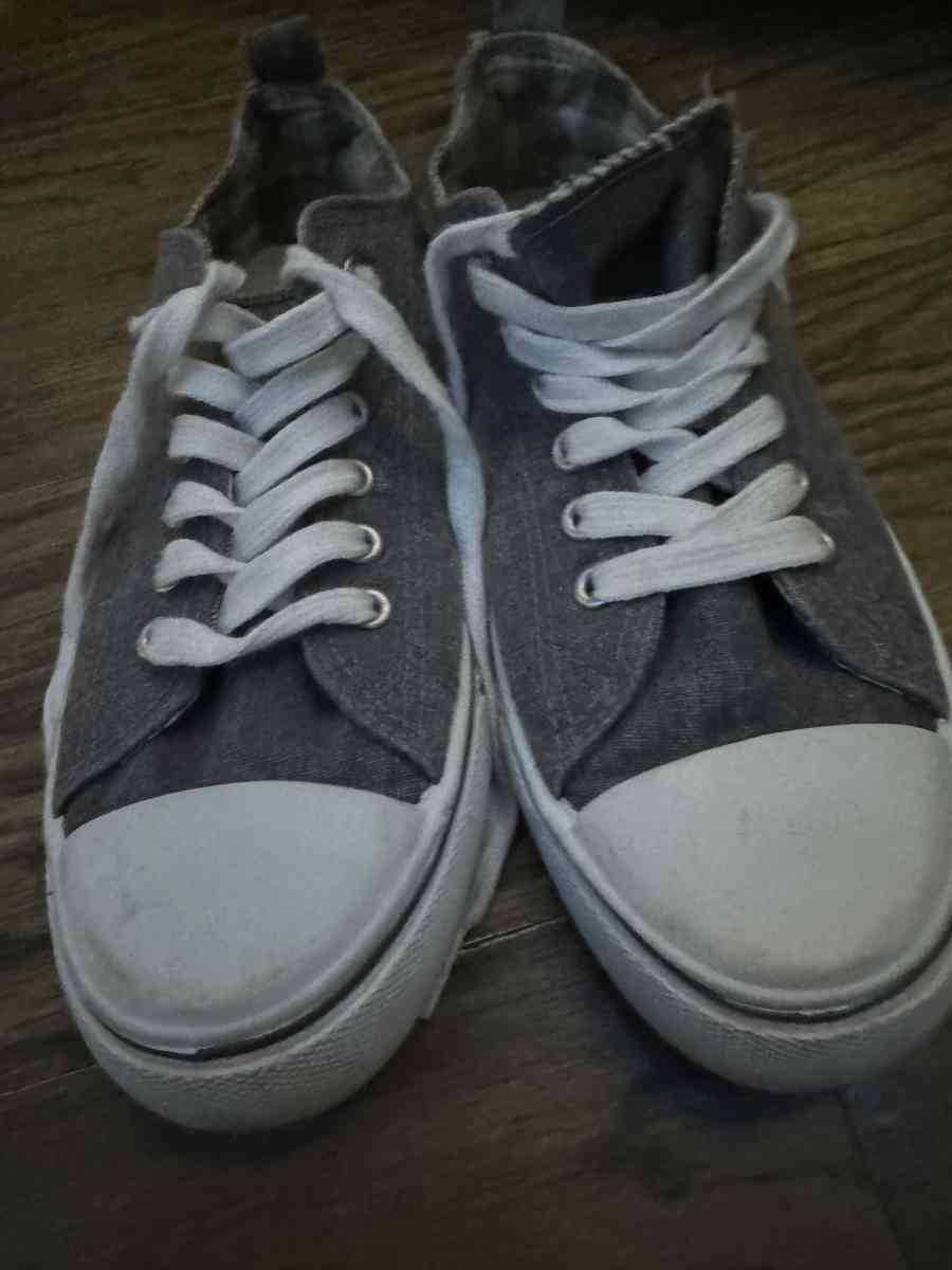 Shoes - Carson City, Michigan - FleaMarketBay