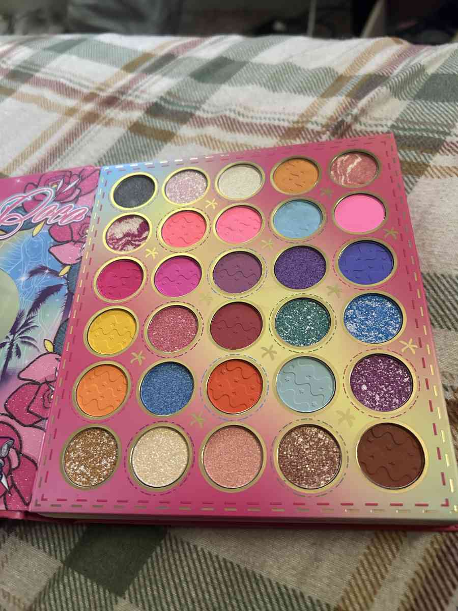 make up eyeshadow palette - Indianapolis, Indiana - FleaMarketBay