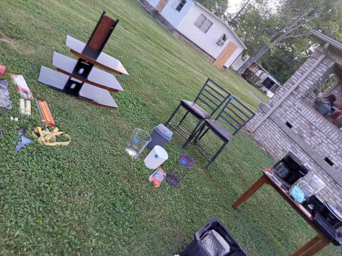 table  chair an entertainment center - Radcliff, Kentucky - FleaMarketBay