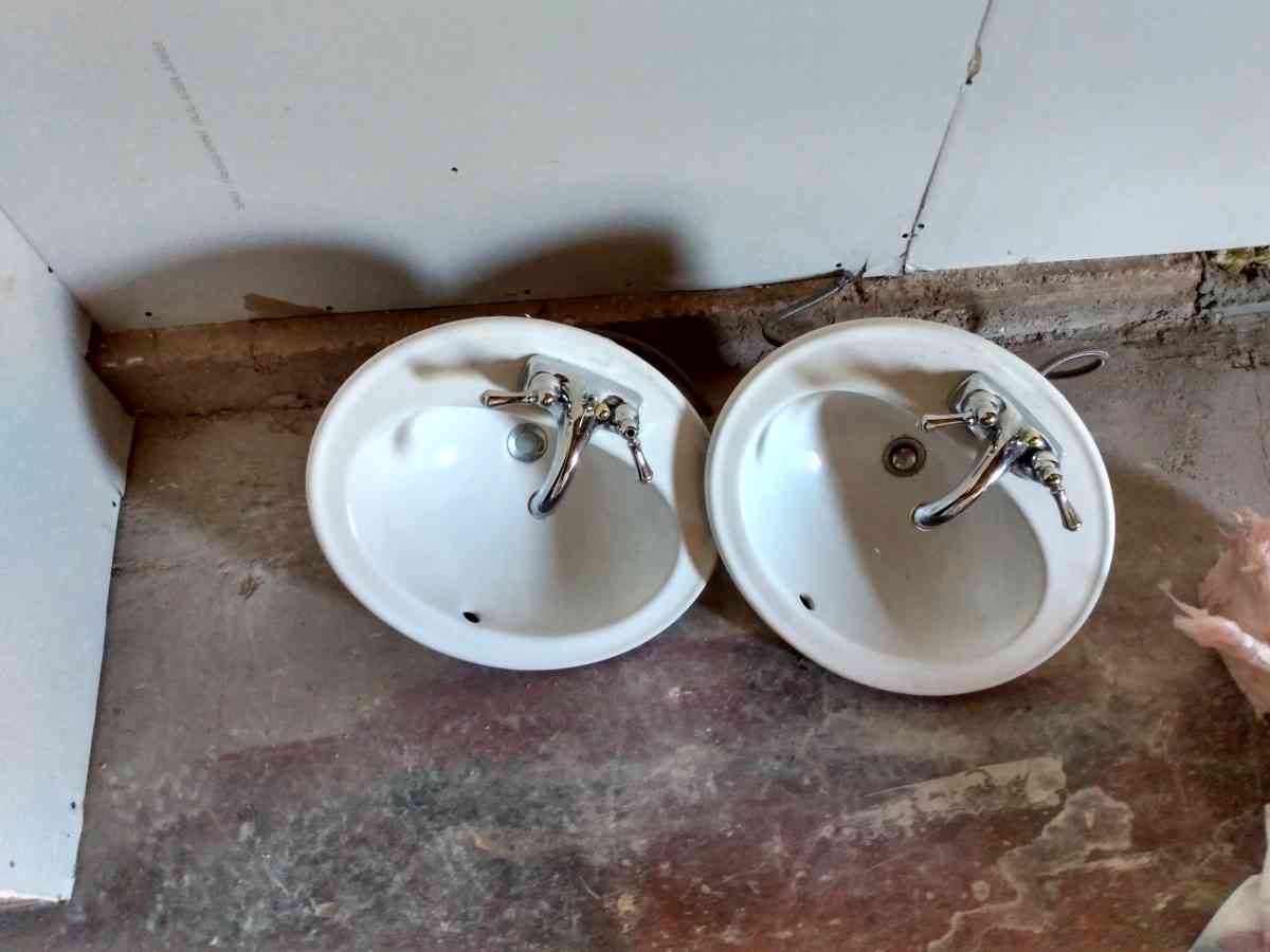two bathroom sinks like new - Abilene, Texas