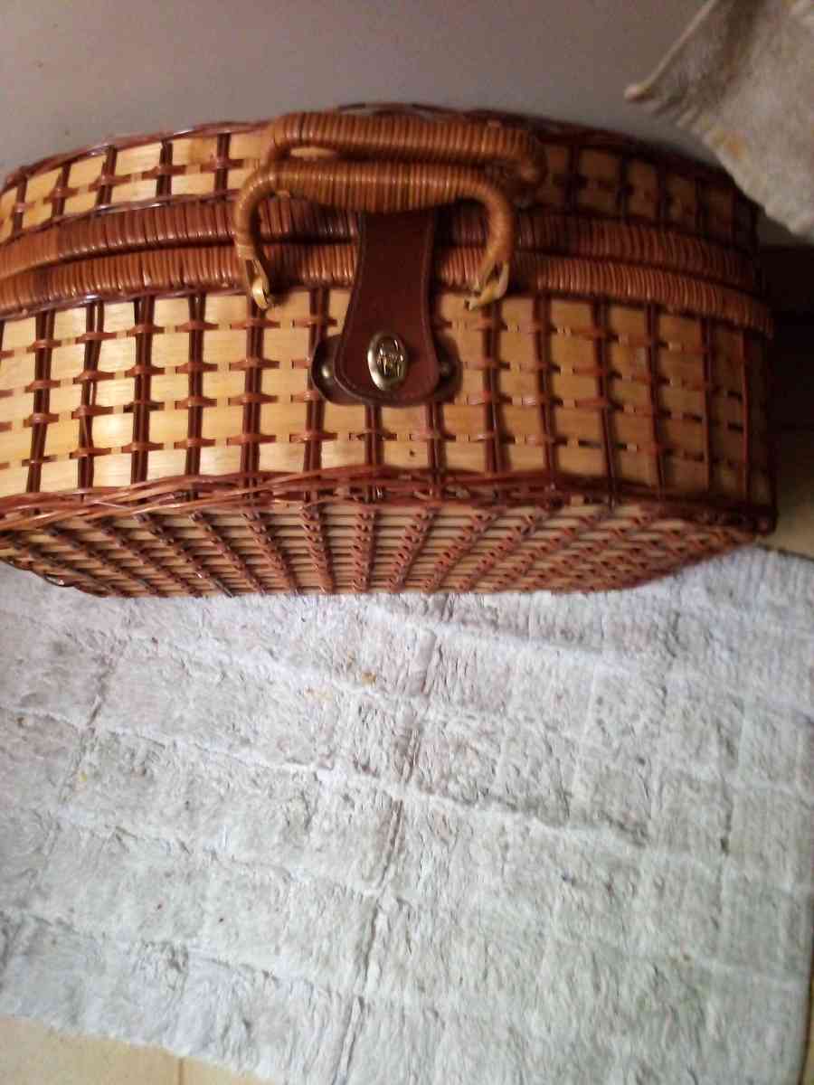 vintage wicker picnic basket used 2 times service for 4 - Alicia, Arkansas - FleaMarketBay