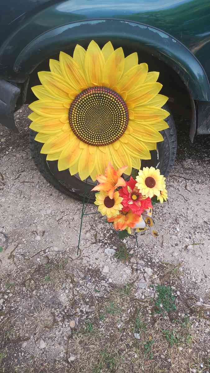 assorted flowers stands  virgin Mary pot - Abilene, Texas - FleaMarketBay