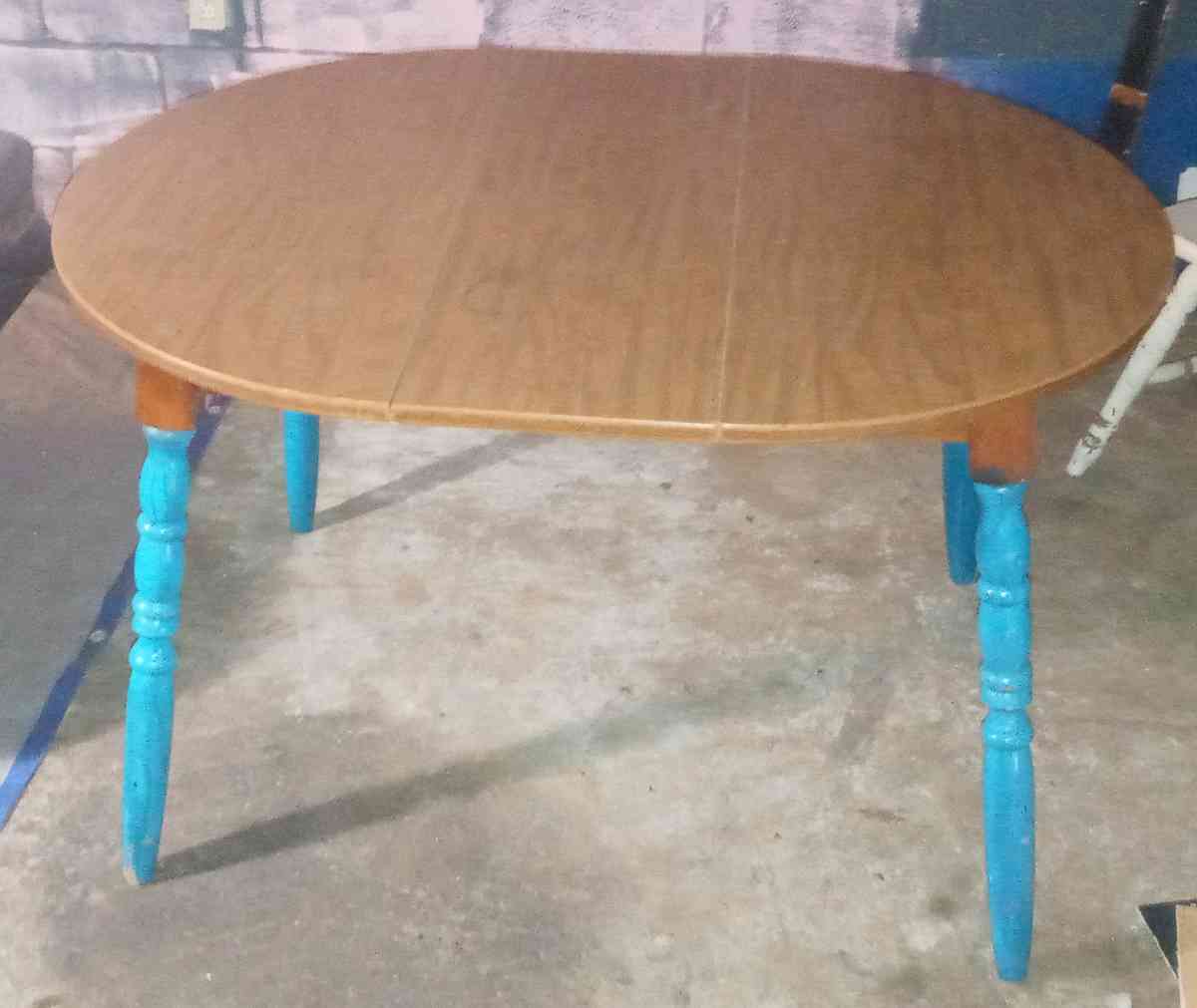 4 people dining room table with chairs - Huntsville, Alabama - FleaMarketBay