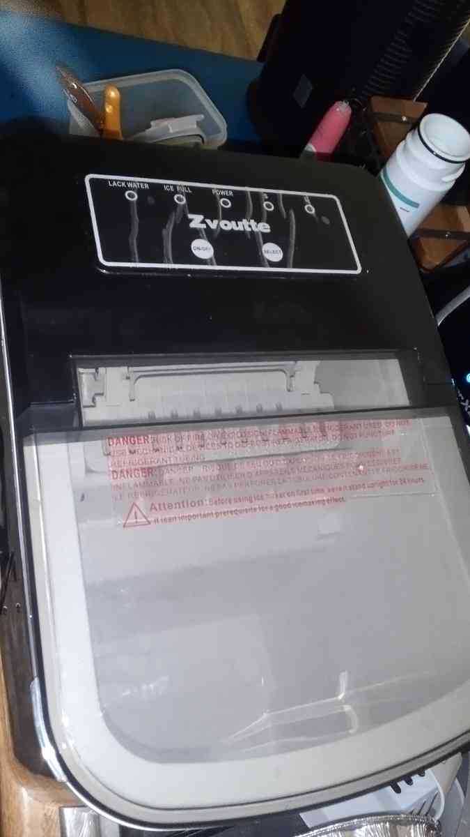 Frigidaire ice maker - Belton, Texas