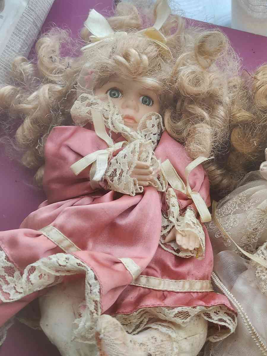 3 porcelain dolls 9in 2 15in - Madison, Indiana - FleaMarketBay