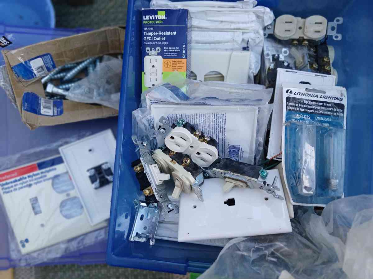 light switches and etc - Youngstown, Ohio - FleaMarketBay