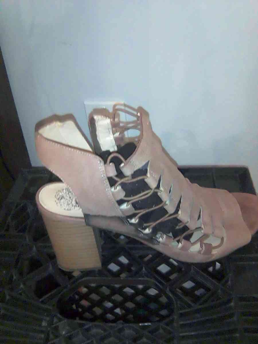 9 and a half Vince Camuto heels - Bronx, New York - FleaMarketBay