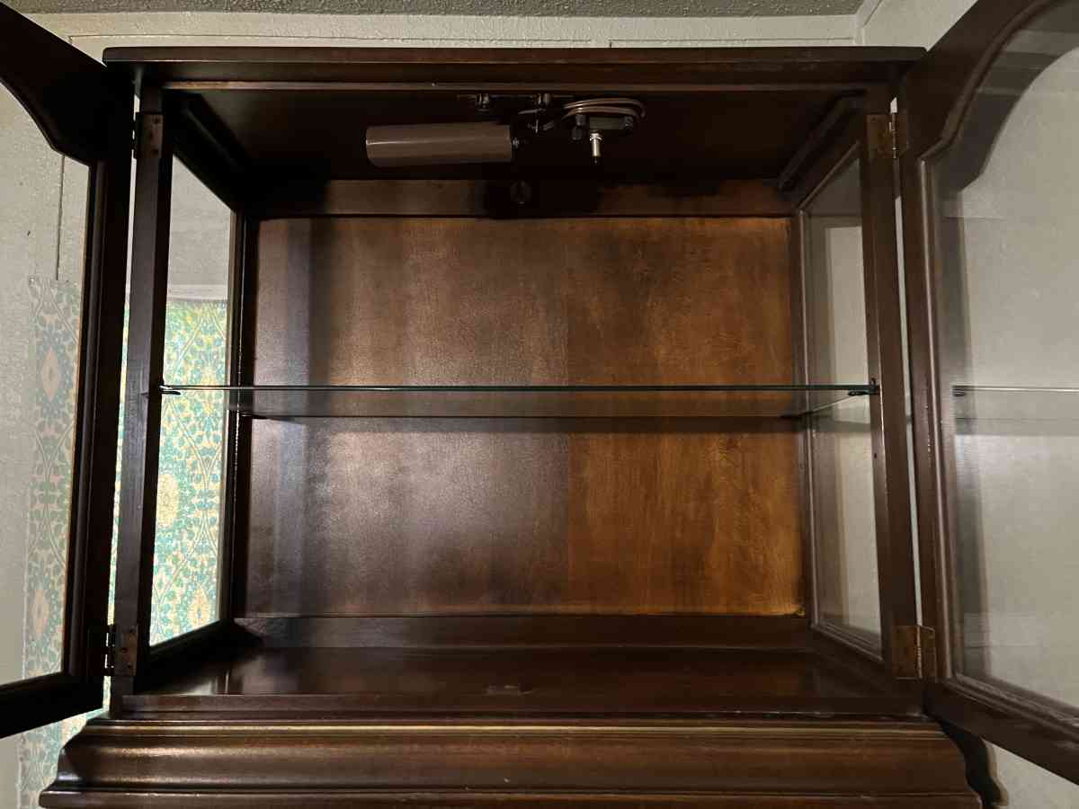 Lighted display Cabinet - Bacliff, Texas - FleaMarketBay