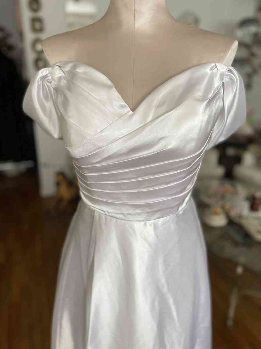 size 10 white wedding gown corset back NEW - Elizabeth, New Jersey - FleaMarketBay