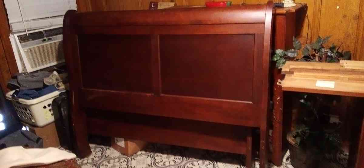 Queen Bedroom Set - Delcambre, Louisiana - FleaMarketBay