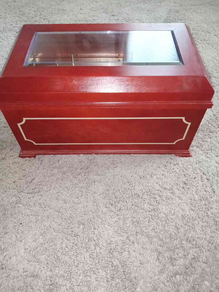 Christmas music box - Kokomo, Indiana - FleaMarketBay