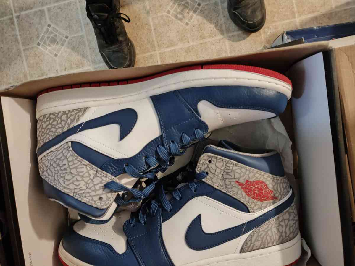 AIR JORDANS RETRO ONE - Adelanto, California