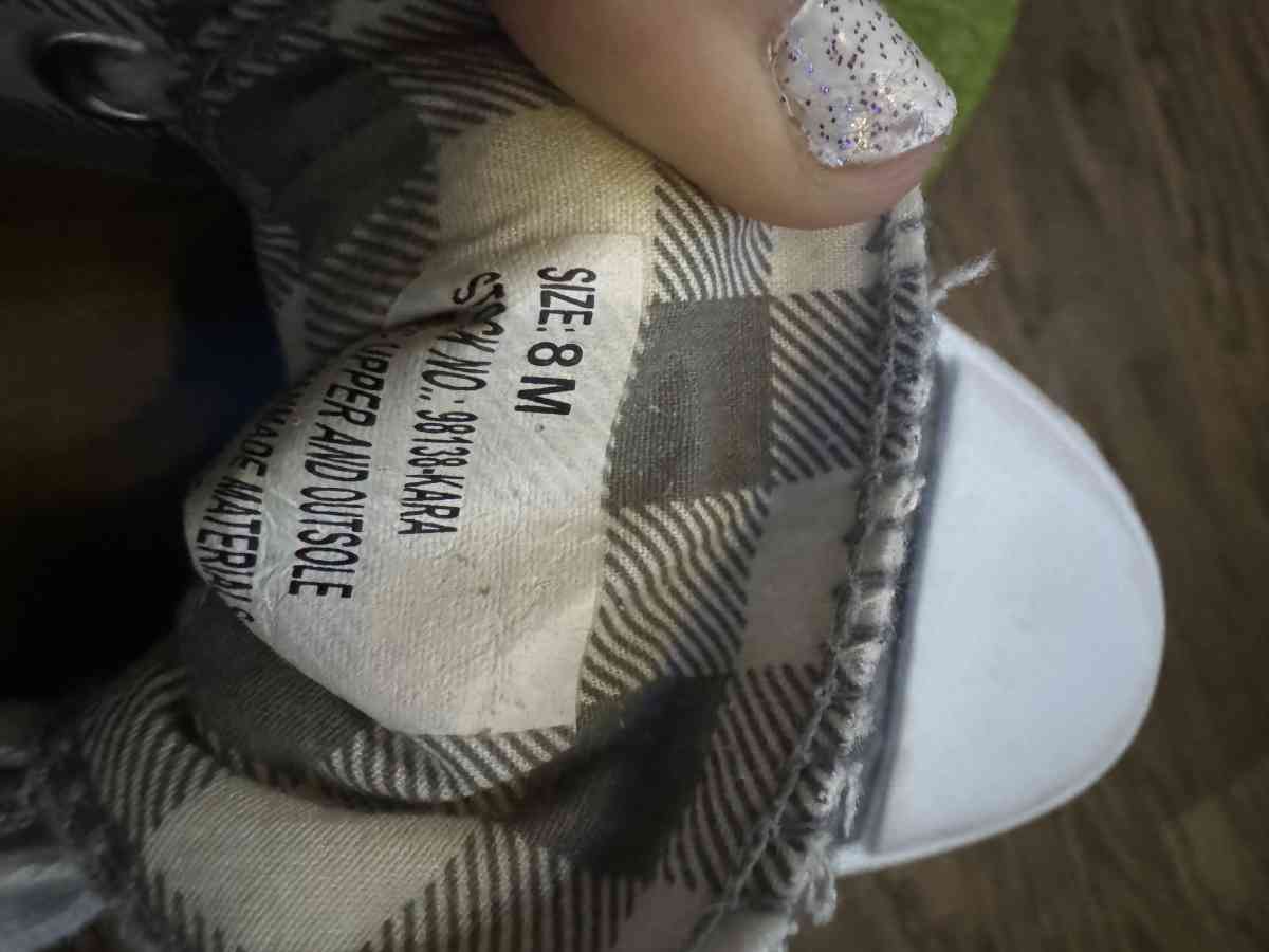 Shoes - Carson City, Michigan - FleaMarketBay