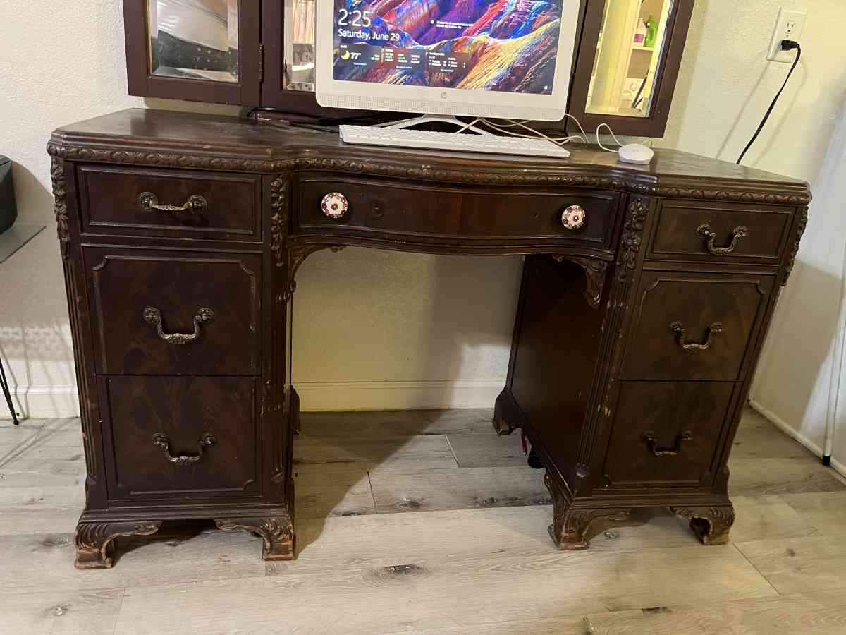 Matching dresser and vanity - Bacliff, Texas - FleaMarketBay