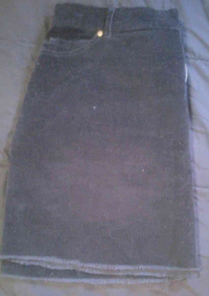 Im black corduroy skirt button down the front size extra - Afton, Tennessee - FleaMarketBay