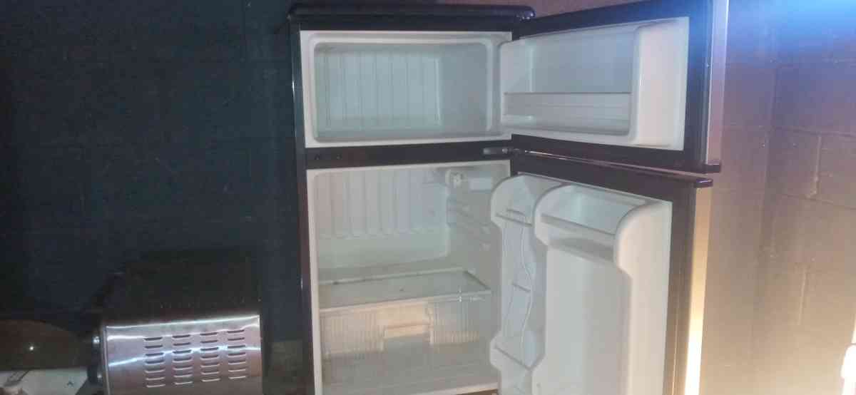 Frigidaire mini fridge with freezer on top - Huntsville, Alabama - FleaMarketBay