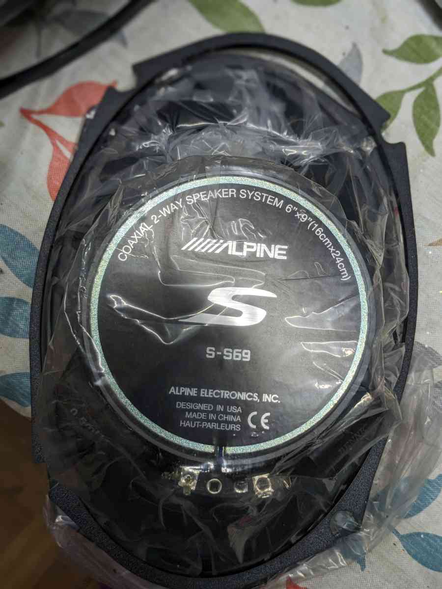 complete Alpine stero system with sub amp and install kit - Samson, Alabama - FleaMarketBay