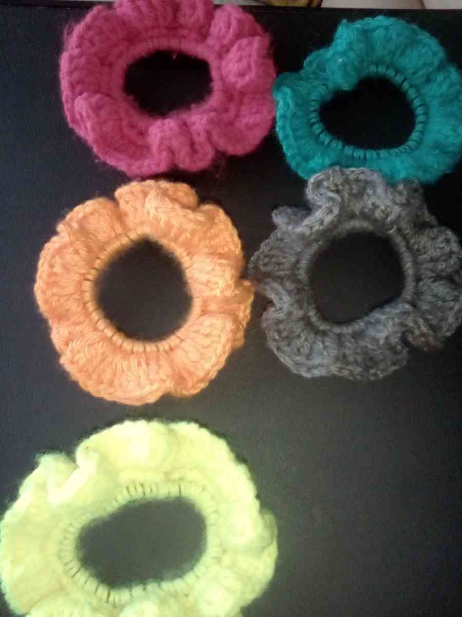1ct  mixed color scrunchies - Saint Albans, West Virginia - FleaMarketBay