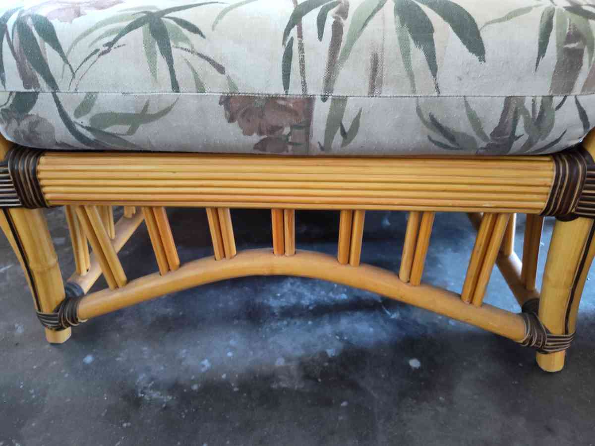 Nice chair with free table and lamp - Altamonte Springs, Florida - FleaMarketBay