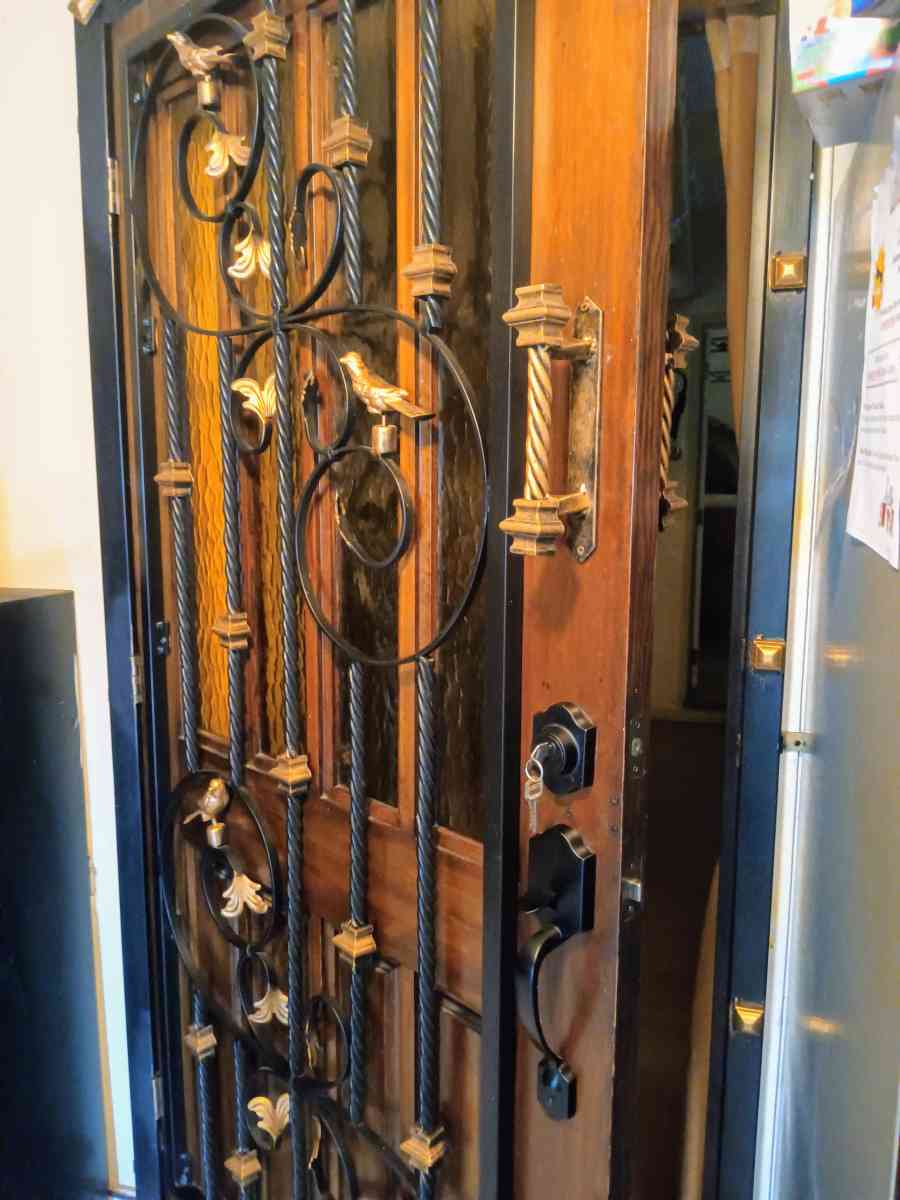 dos puertas principales - Chatsworth, California