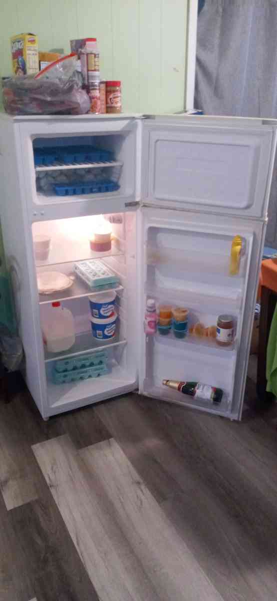 a magic chef refrigerator - Adamsville, Alabama - FleaMarketBay