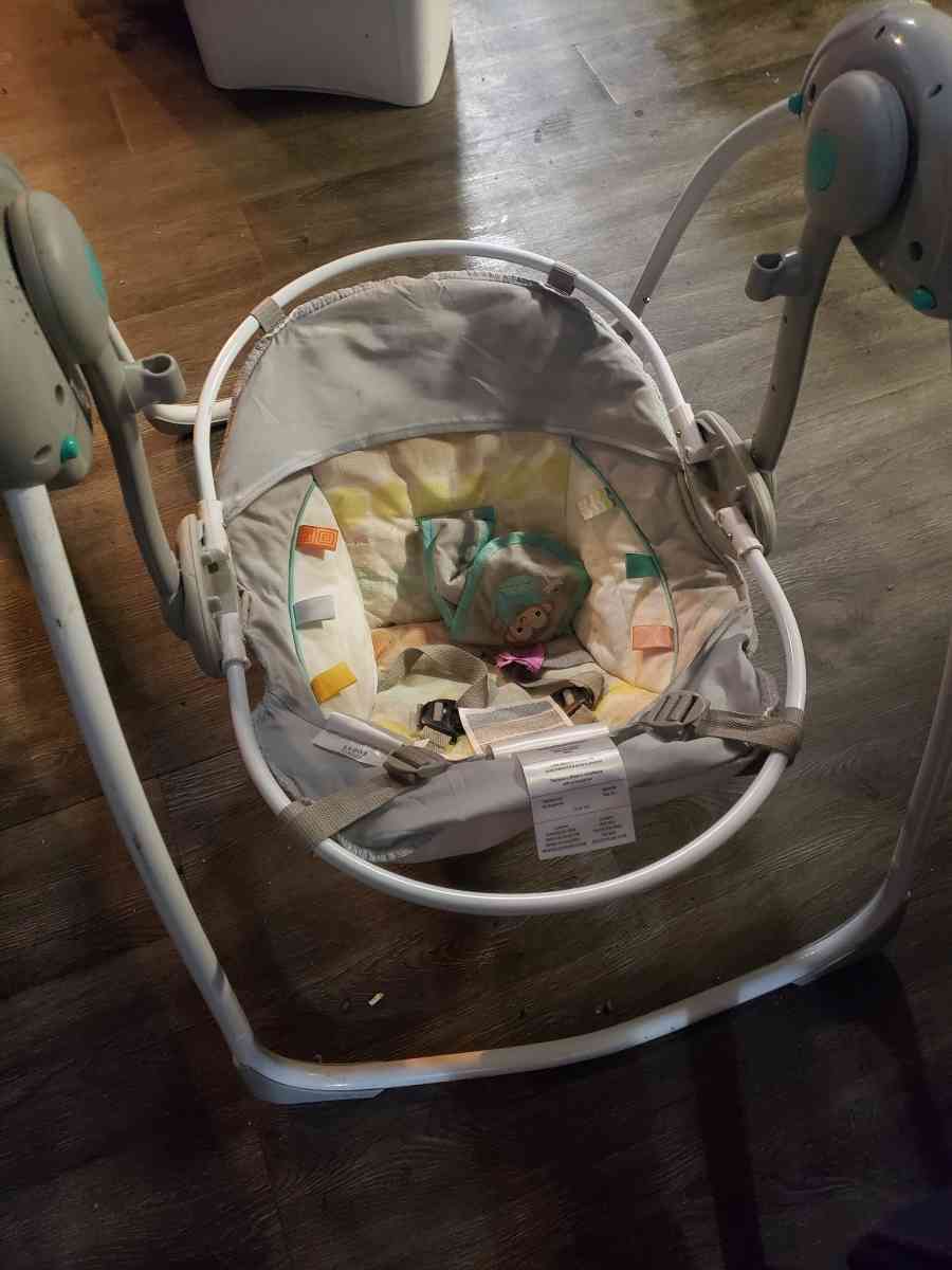 baby swing - Fort Wayne, Indiana